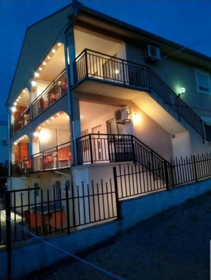 Apartmani Ljubica Utjeha Bagian luar foto