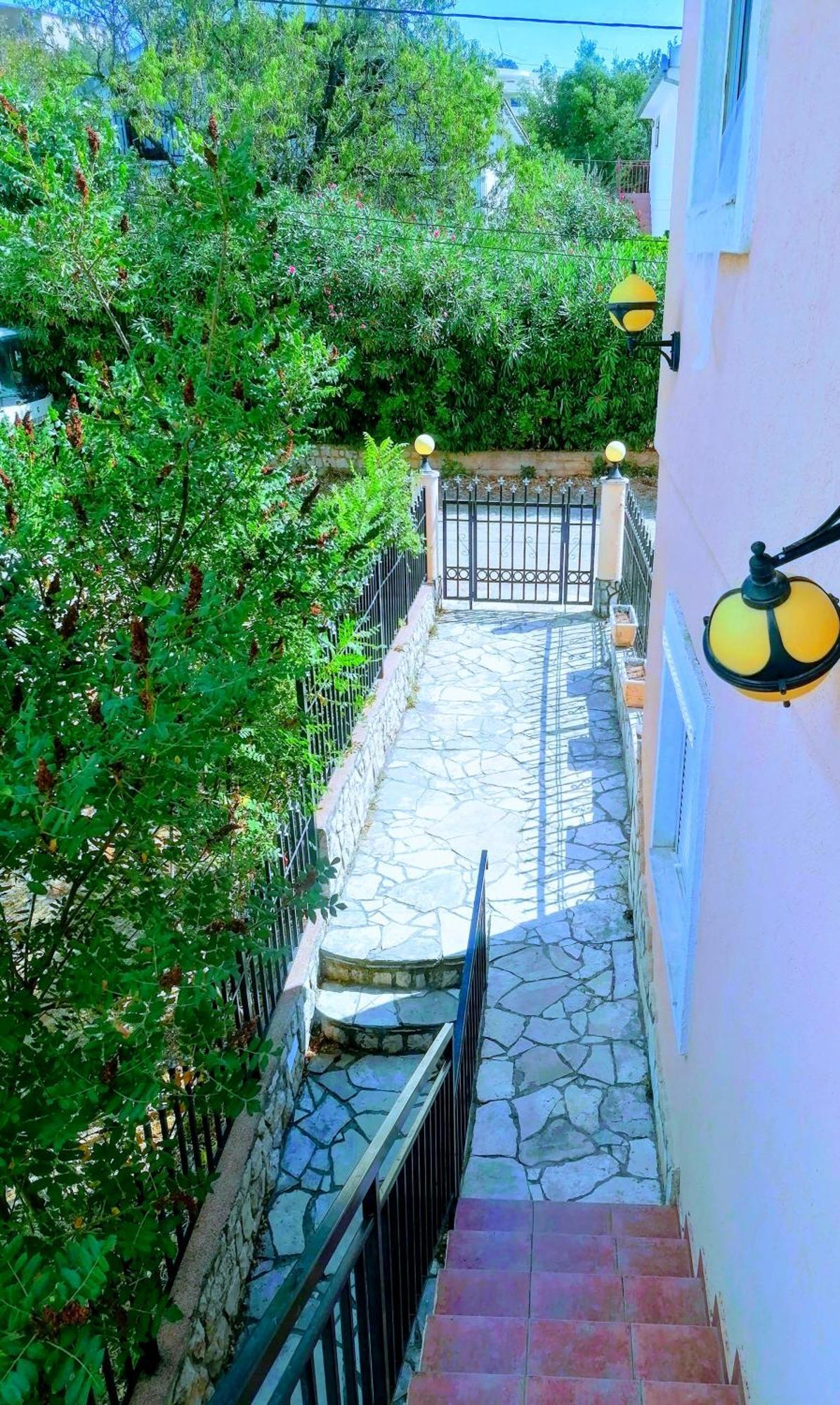 Apartmani Ljubica Utjeha Bagian luar foto
