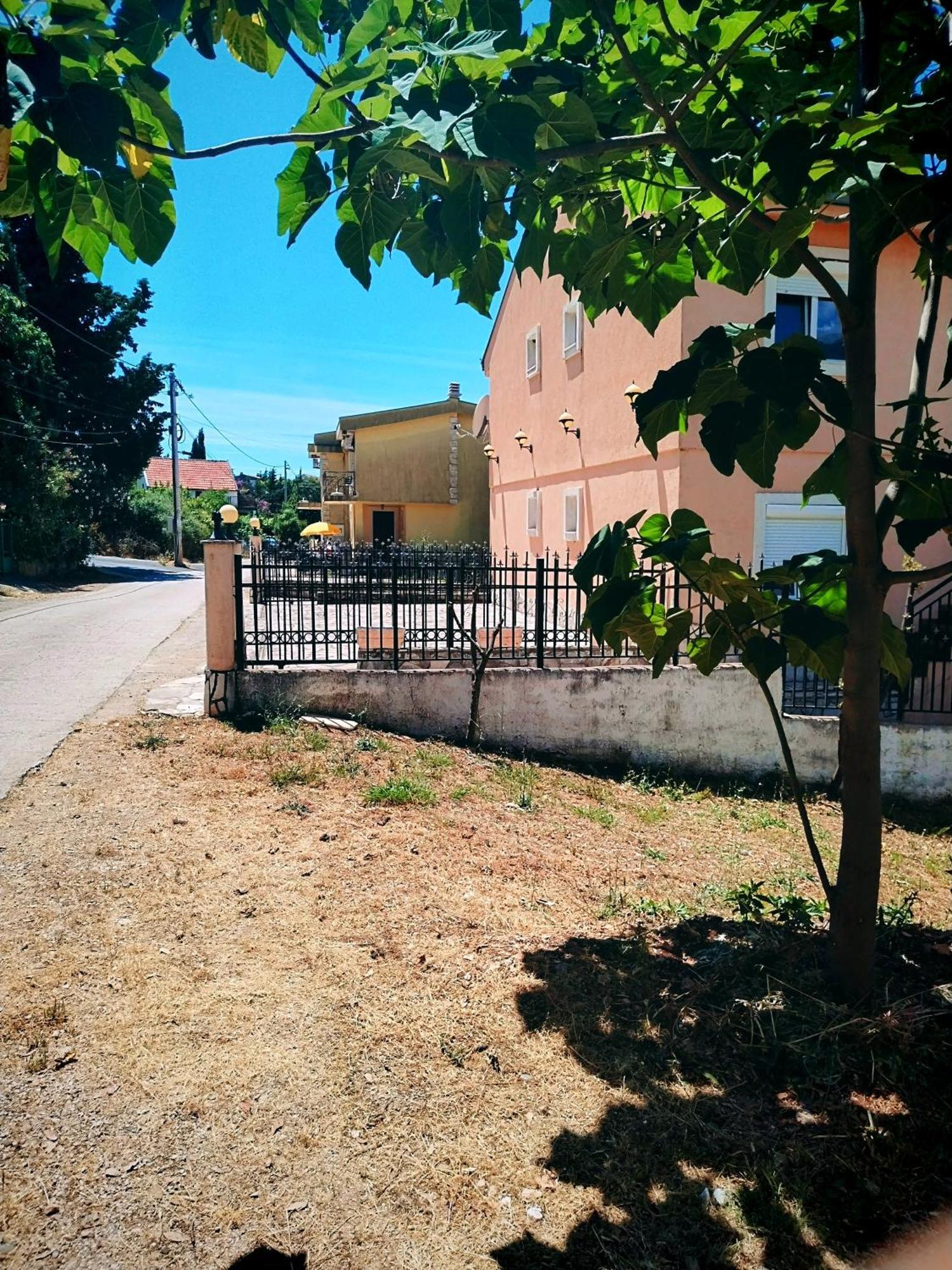 Apartmani Ljubica Utjeha Bagian luar foto